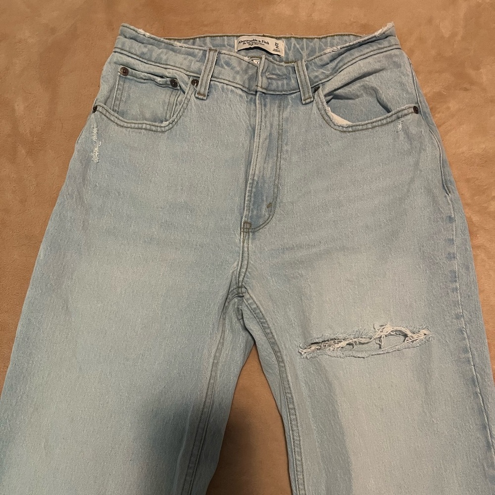 A&F Curve Love 90s Relaxed Jean
